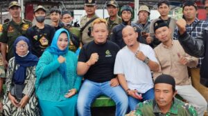 Relawan pendukung Capres Ganjar Pranowo yang diusung Partai Demokrasi Indonesia Perjuangan (PDIP) yang terafiliasi dalam Ganjar Rumpun Desa (GARUDA) mengalihkan dukungan kepada Prabowo Subianto di Pilpres 2024.