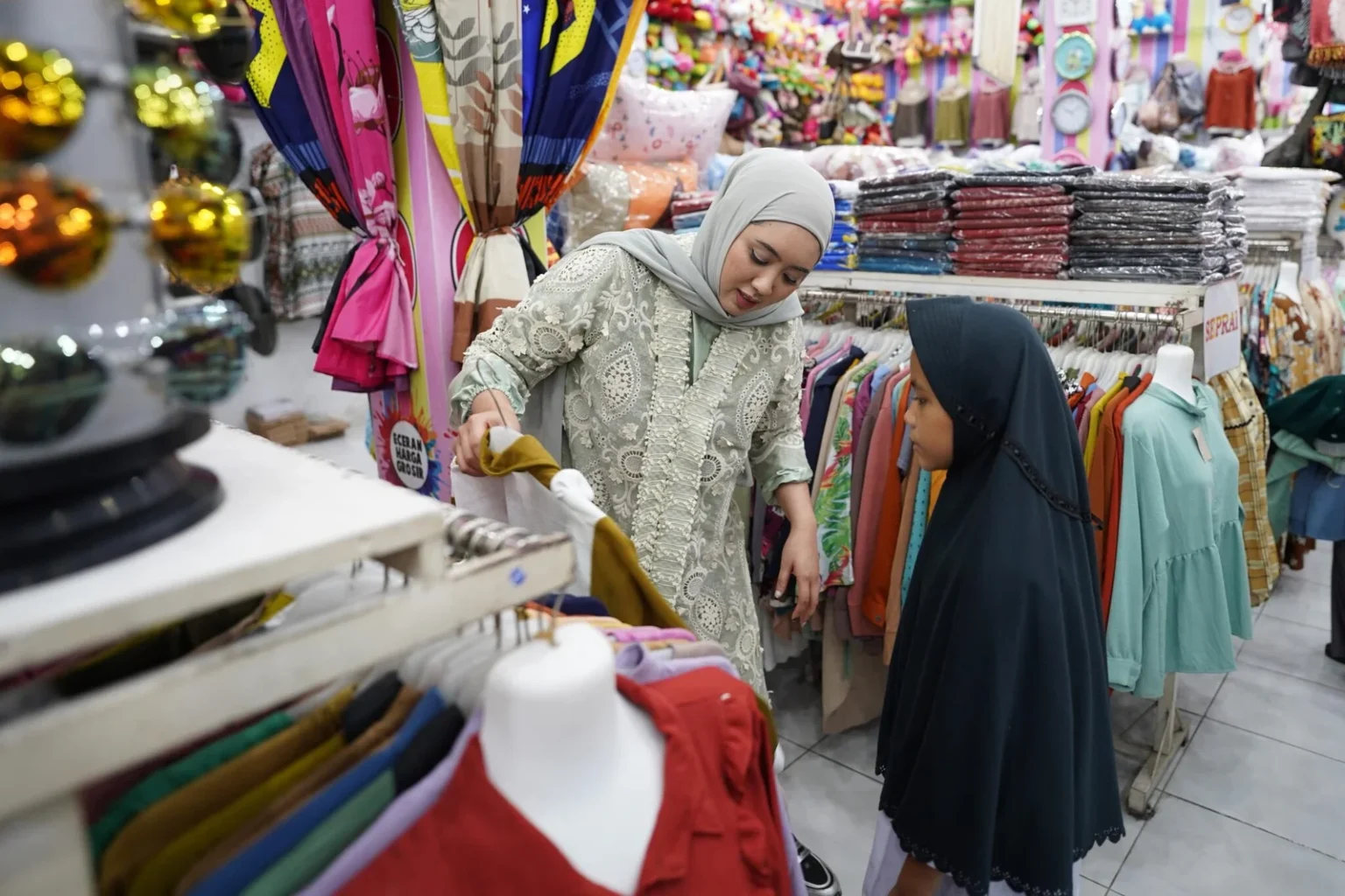 Edisi Ketiga, Cindy Monica Kembali Gelar Program Baju Lebaran untuk Anak Panti di Padang Pariaman
